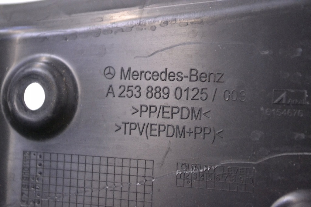 фото №5, Mercedes x253 glc250d 2016 rhd передний правый крыло прокладка