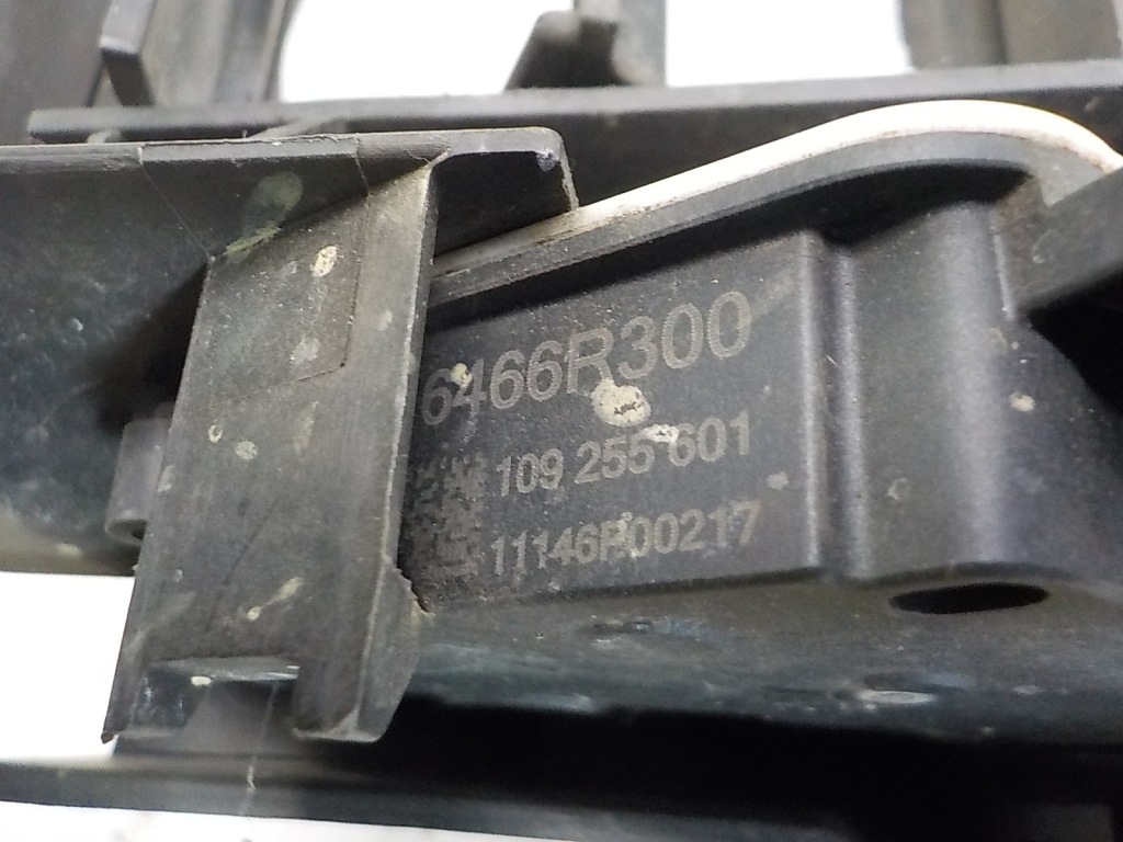 Opel astra j впуск повітря повітропровід жалюзі 13309431 в Україні