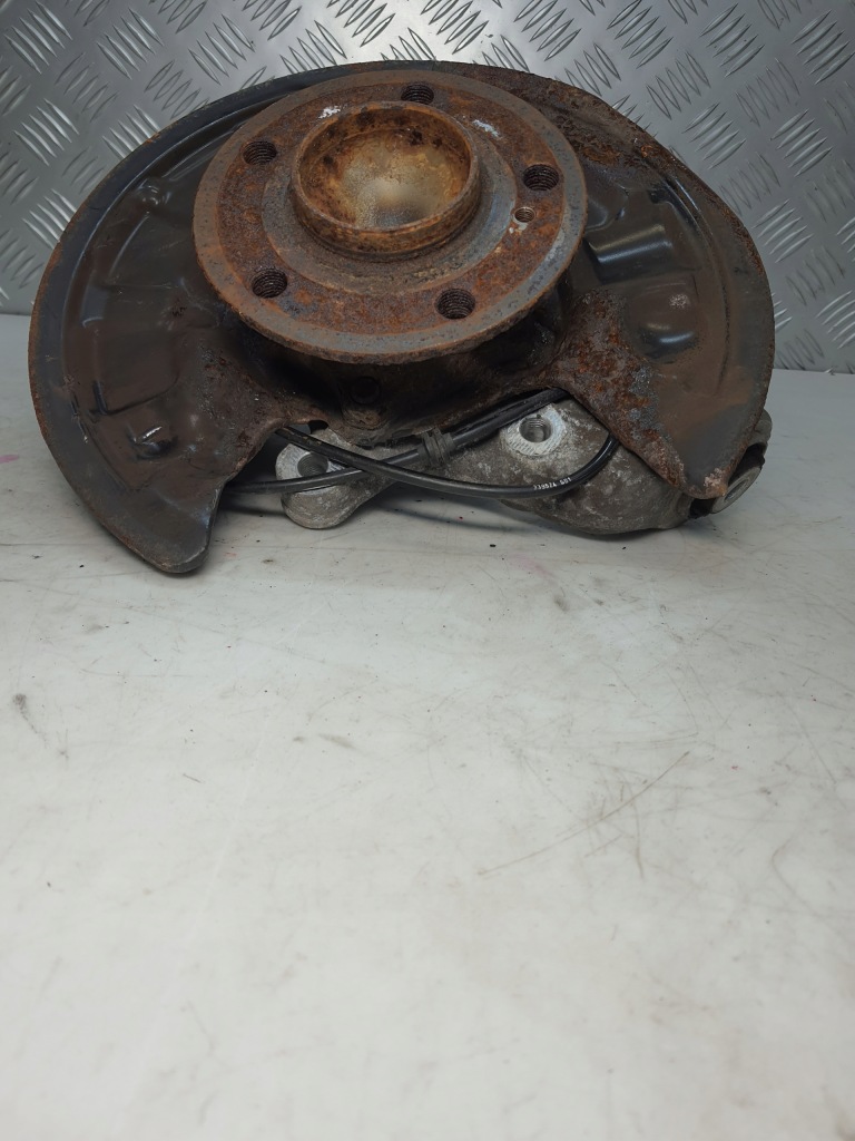 Купити Ступиця поворотний кулак датчик правий задній mercedes w246 w176 w117 w156 a2460406