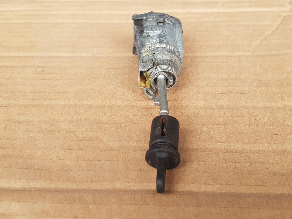 фото №9, Вкладка замка дверь + 2x ключ - жало / - audi a4 b8 - a5 8t - q5 8r