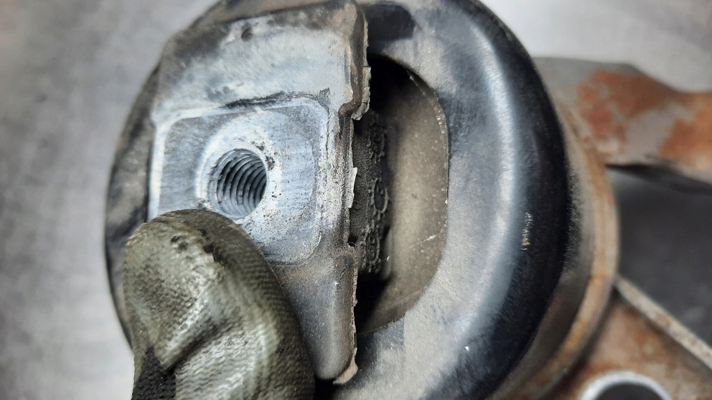 фото №5, Подушка двигателя 30671245 volvo v70 iii 2.5t 07r fwd