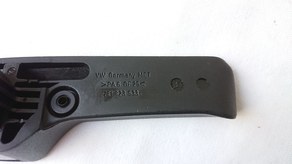 фото №10, Ручка + кронштейн открывания капот vw passat b6 cc