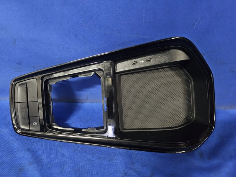 фото №1, Рамка туннель средний разъём port usb skoda kamiq