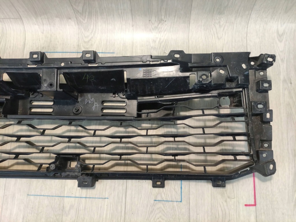 Купить Mitsubishi 200 vi 6 18- решётка средняя бампера 6402a515