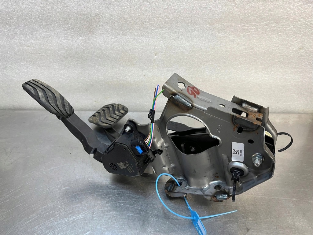 Купити Педаль газу гальма комплект renault austral 465016ua0b 180026ua3b