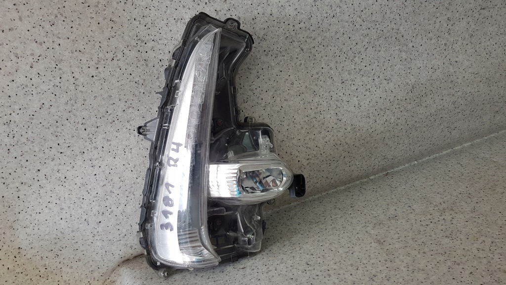 фото №2, Toyota prius prime 2017 - правая противотуманная фара led drl 3181