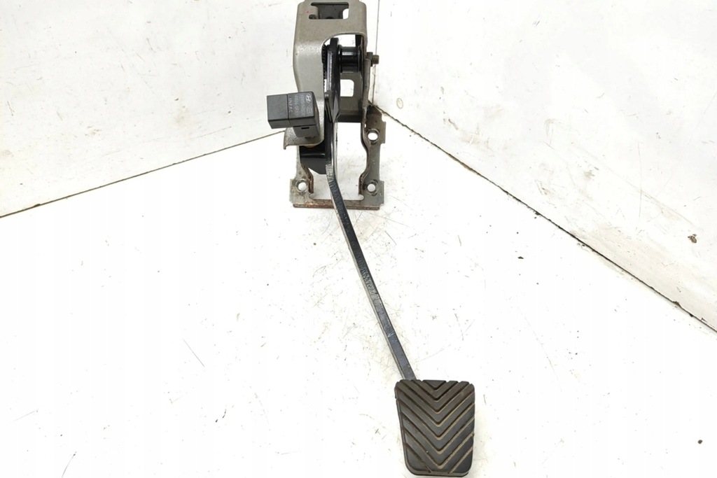 фото №8, Педаль гальма hyundai sonata v nf 938103k000 2.0l дизель 103kw 2006