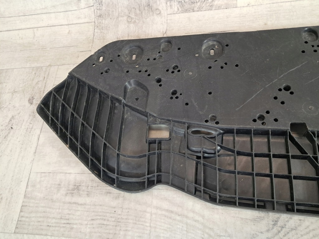 Audi a4 b9 8w s-line накладка под бампер плита перед 8w0807611a с Разборки