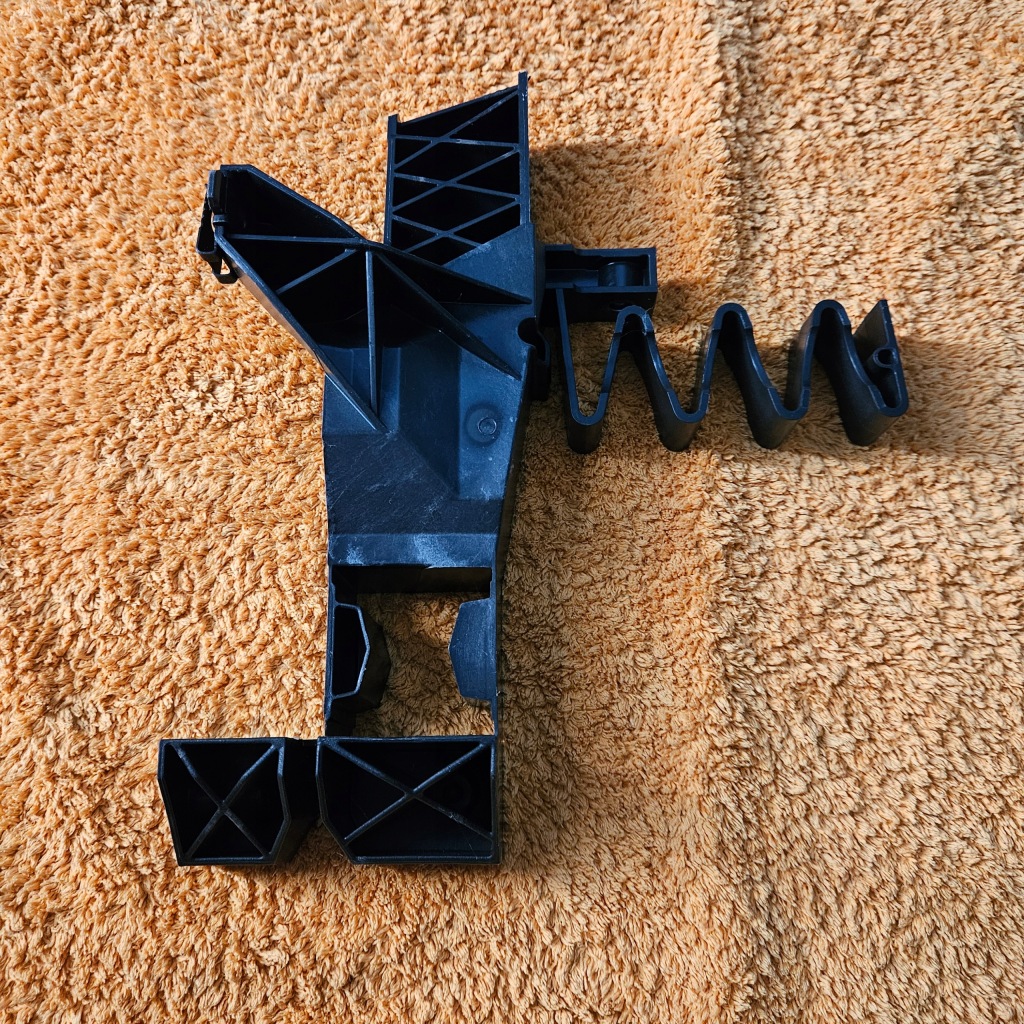 фото №1, Направляющая левый лампы поперечина перед audi rs6 c8 20-23