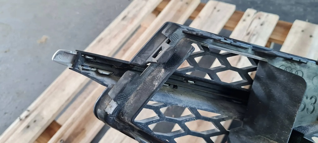 фото №8, S3 8v sedan a3 решётка бампера правая правый перед 8v3807682l