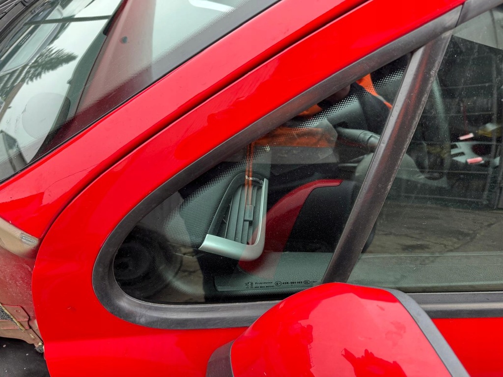 фото №1, Стекло дверь перед левая малый peugeot 207 3d