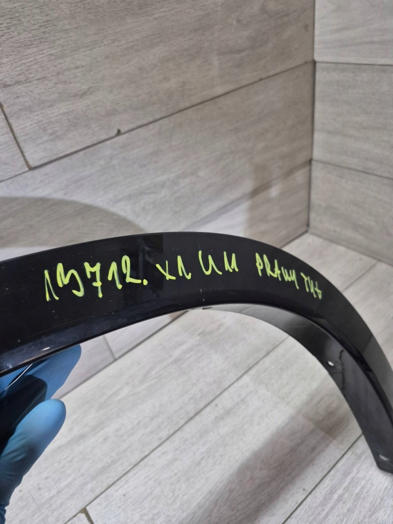 13712. mercedes x1 u11 молдинг крила правий задній 9881964 Доставка