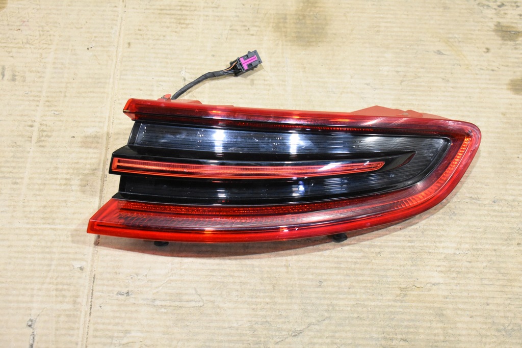 фото №1, Idealna лампа задня права porsche macan 1