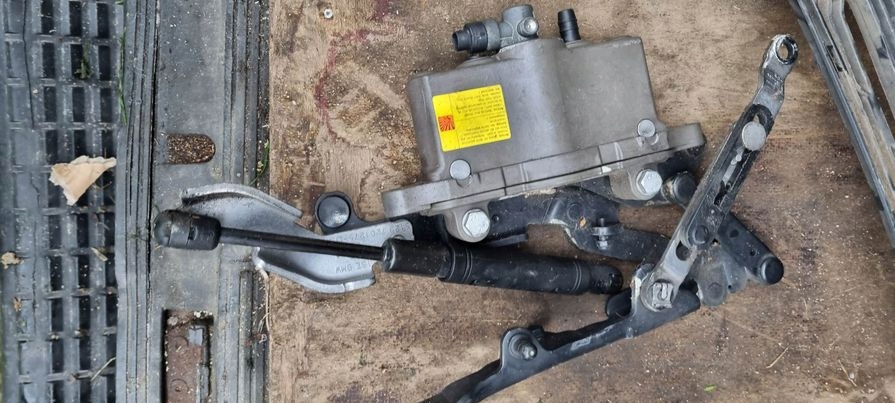 фото №4, Bmw f10 f11 петля капот патрон пиротехнический p/l