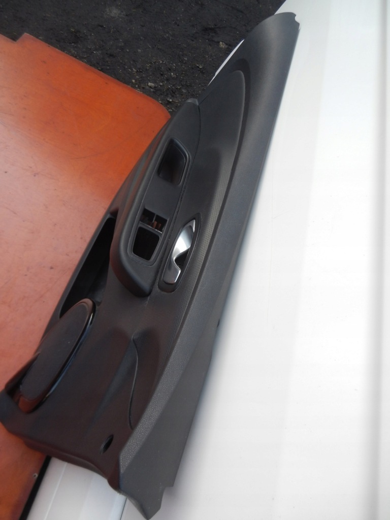 Оббивка дверей ліва перед clio iv 18r європа в Україні