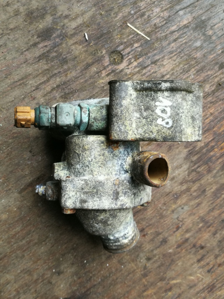 фото №1, Корпус термостата m20 bmw e30