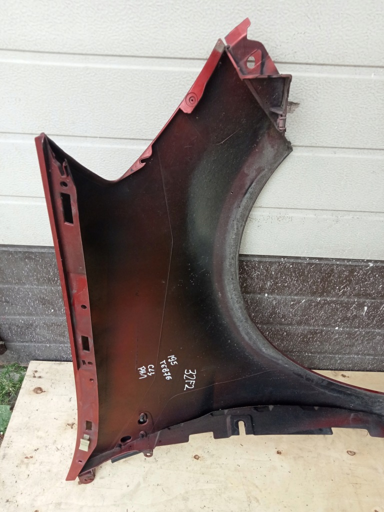 Крыло  левое  перед передний 195 renault clio 3 teb76 красный Цена