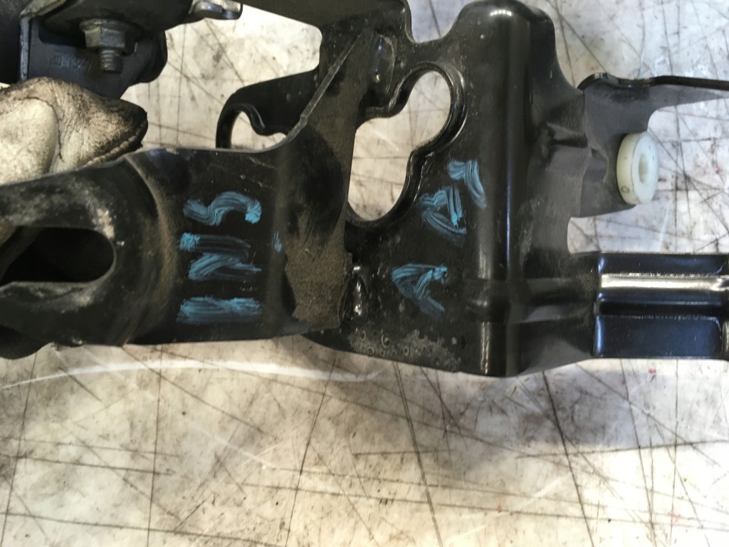 Кронштейн   кронштейн насоса abs opel insignia Доставка