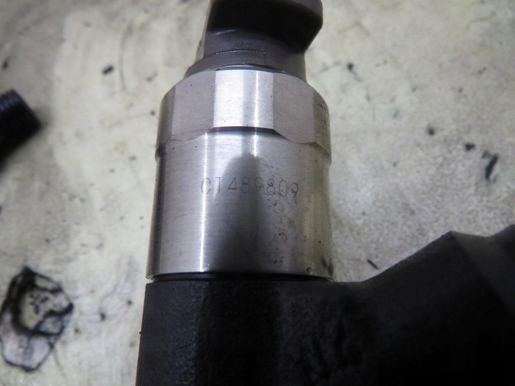 Інжектор форсунки zafira c 1.6 cdti 55570012 Зі Шроту