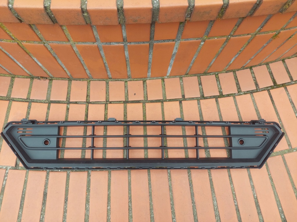 фото №1, Volvo xc40 18- решётка решётка радиатора бампера средняя