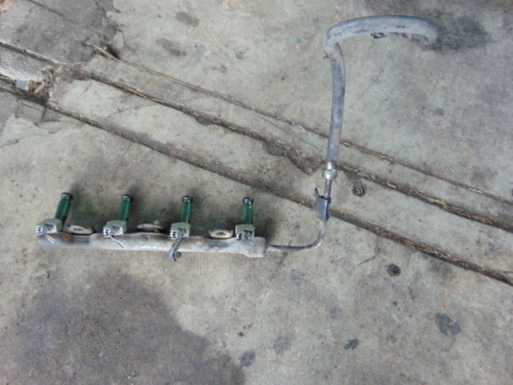 фото №1, Toyota corolla молдинг впрыскная ---