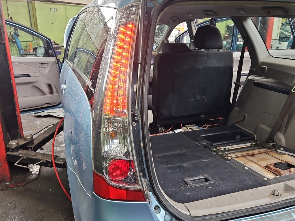 фото №1, Лампа задняя левая mitsubishi grandis koito оригинальный номер