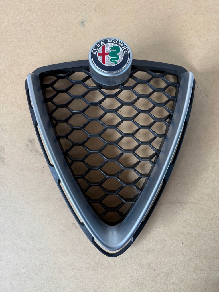 Решітка  решітка радіатора радіатора alfa romeo stelvio 156108638 Недорого