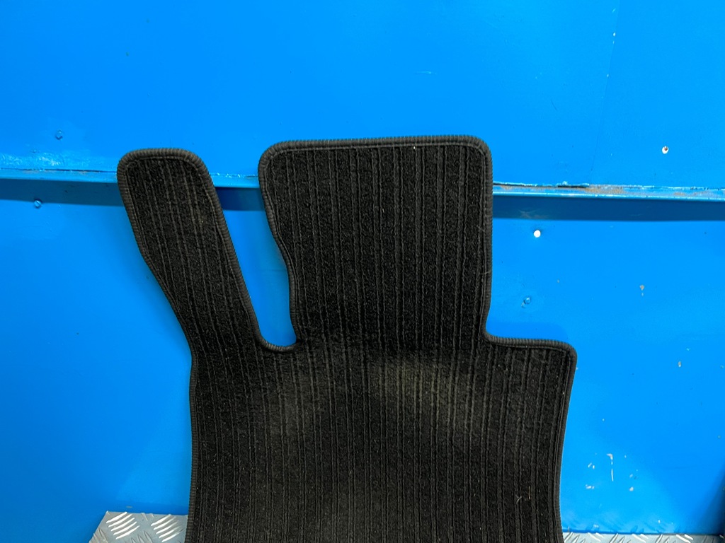 фото №6, Mercedes w205 sedan оригинальные коврики комплект