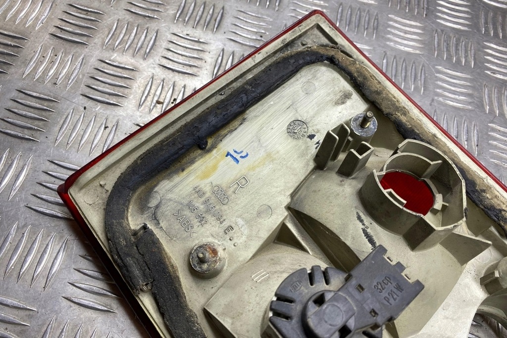 фото №10, Левая лампа крышки багажника audi a6 avant 4a, c4 4a0945094e 2.5l дизель