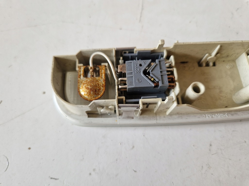 фото №7, Лампа потолочный освещение салона audi a6 c6 4f0947111