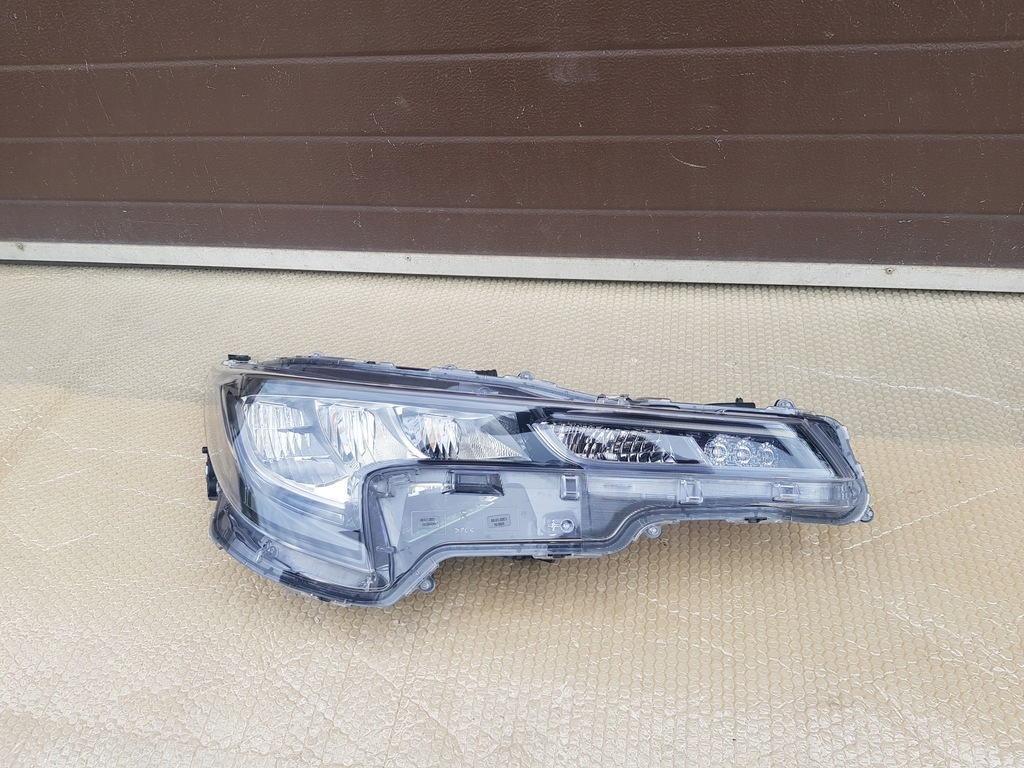 фото №1, Toyota corolla e21 hb kombi лампа правая перед led