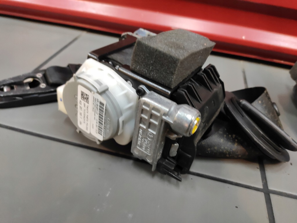 Audi a7 4g8 рестайлінг  a6 c7 ремінь ліве перед чорний натягувач pirotechnik справний Оригінал