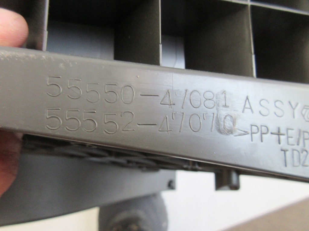 фото №7, Prius iii бардачок пассажира 55550-47081 55552-47070