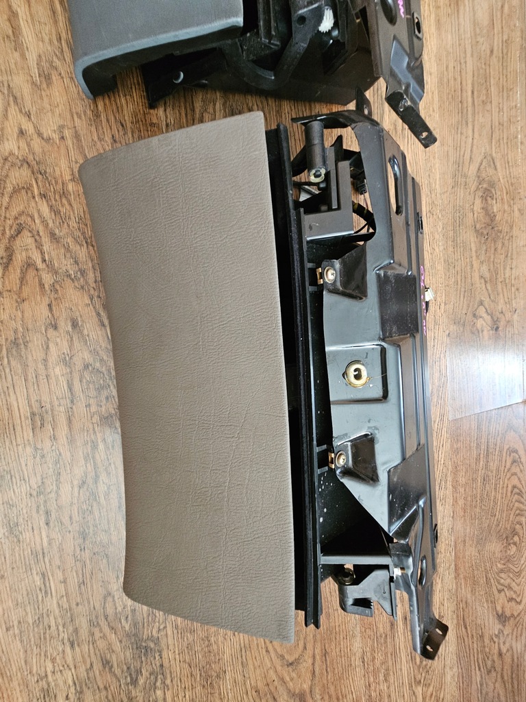 фото №11, Бардачок пасажира bmw 8 e31 840 850