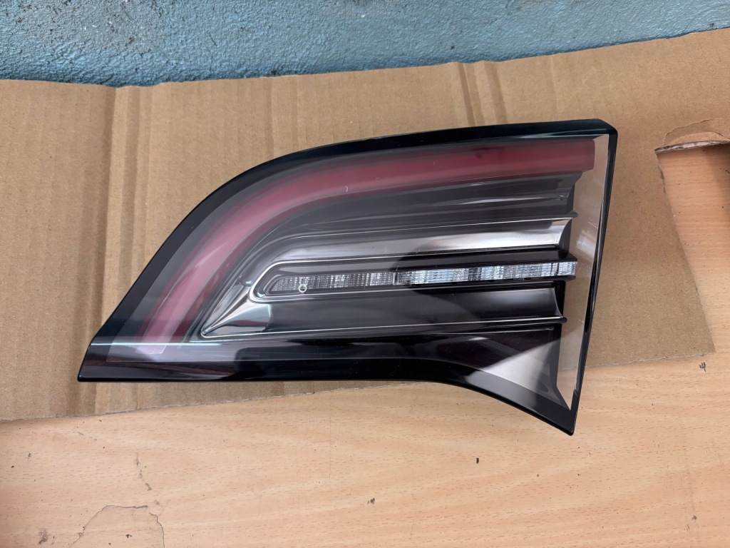 Купить Tesla 3 лампа задняя задний  правая 1077402