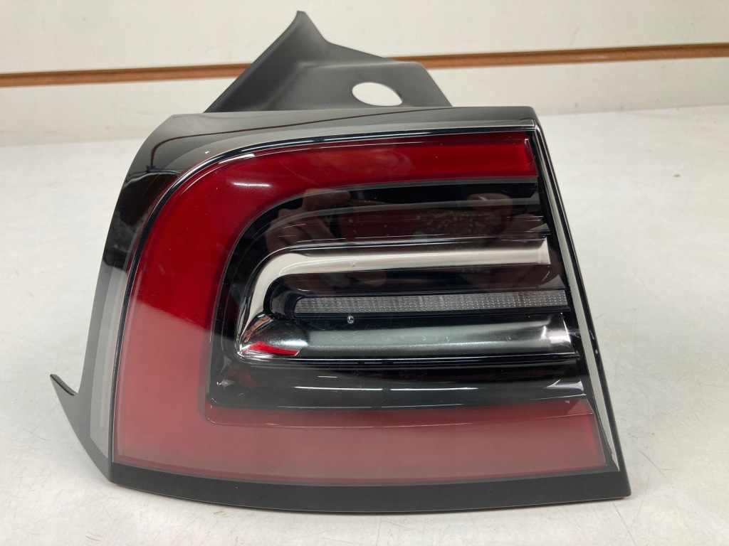 Купить Лампа левая задняя tesla 3 рестайлинг  y