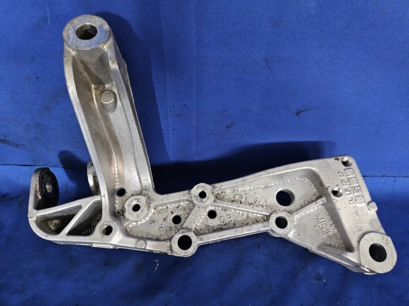 фото №1, Кронштейн рычага правый перед vw golf v