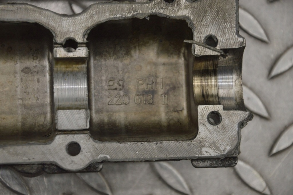 фото №5, Mercedes c219 крышка клапанов wahaczowych левая a6420101230 cls320 cdi 2007