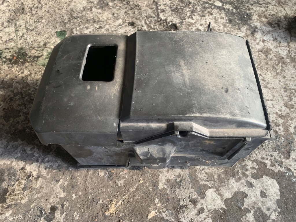 Купить Volvo v50 рестайлинг  2.0 d корпус аккумулятор