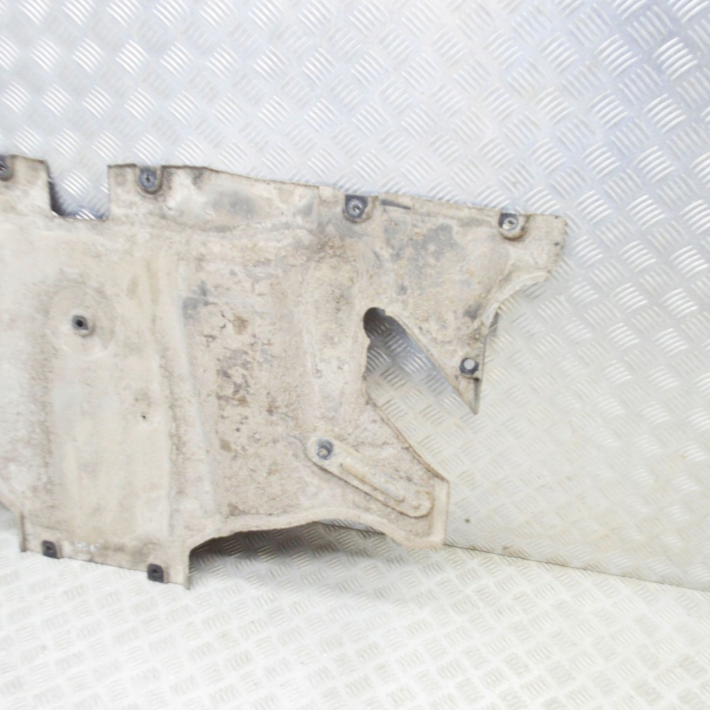 Tesla model 3 2019 накладка средняя подвеска Недорого