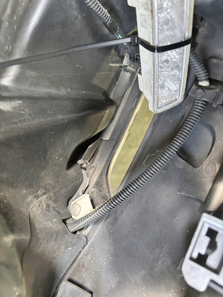 Бампер перед передний оригинал peugeot 308 t9 980499377 в Украине