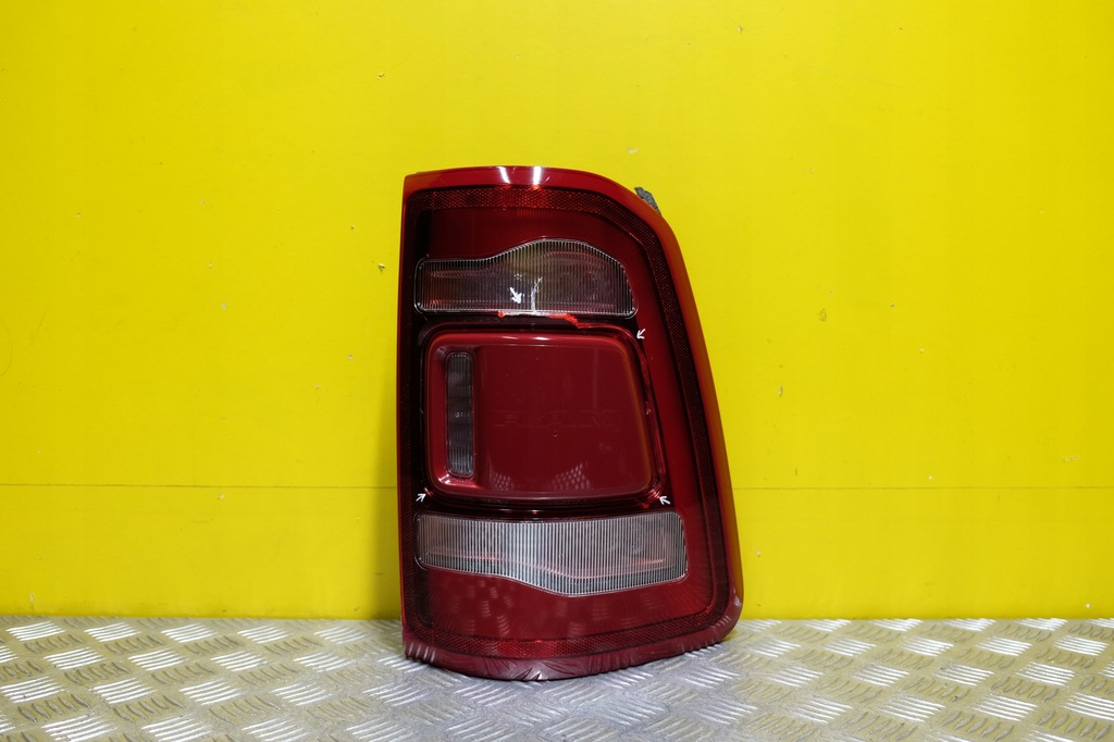 фото №1, Dodge ram 1500 2019- лампа задня led права usa