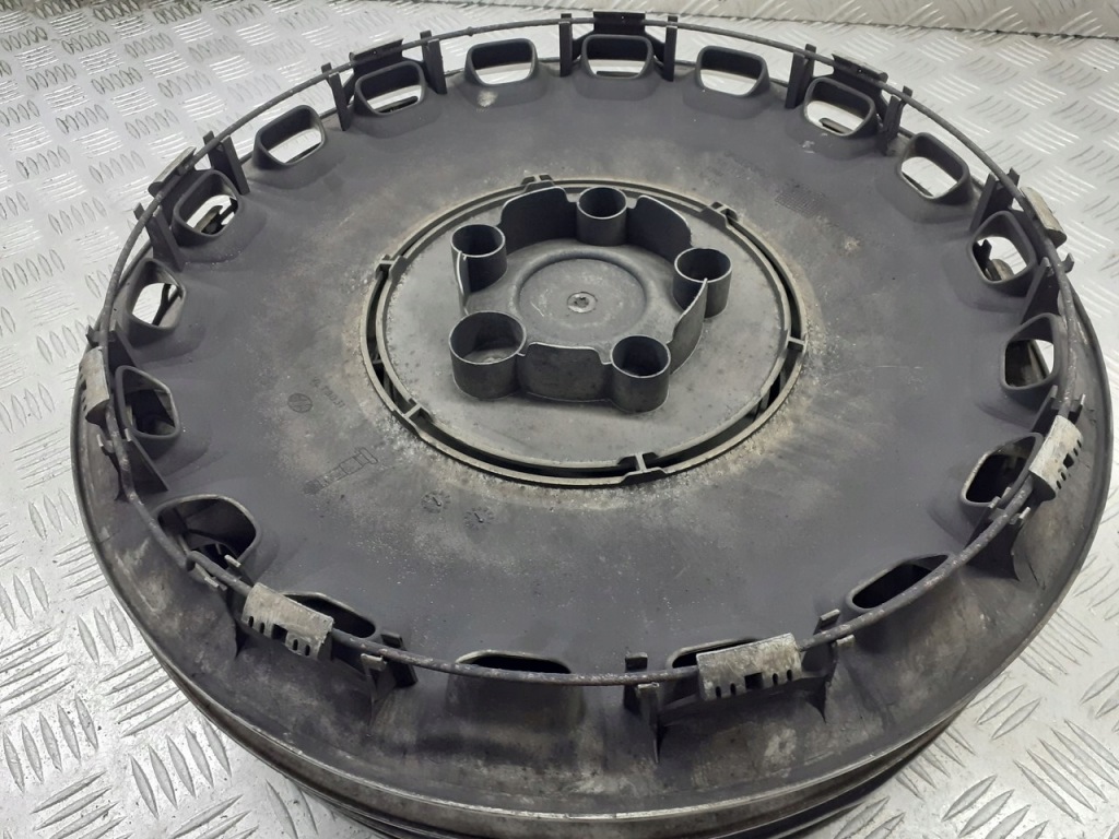 Колпаки оригинальные комплект r 15 volvo v50 2.0 d 30714075 Оригинал