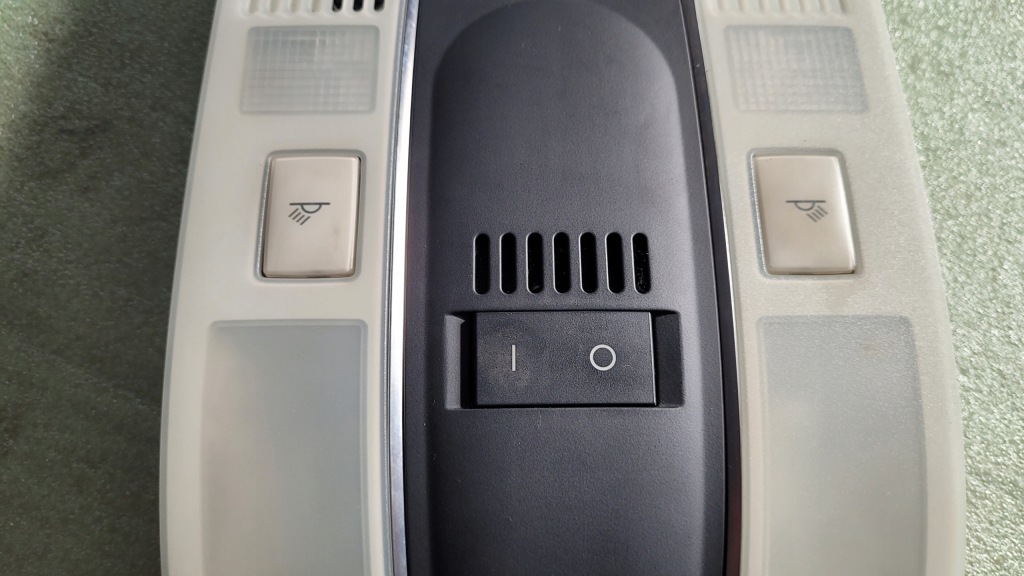 фото №3, Audi a6 c6 лампа потолочный салона 4f0947135n
