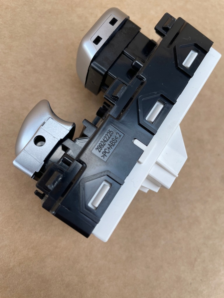 фото №12, Ioniq 5 панель кнопка відкривання вікон перед задня