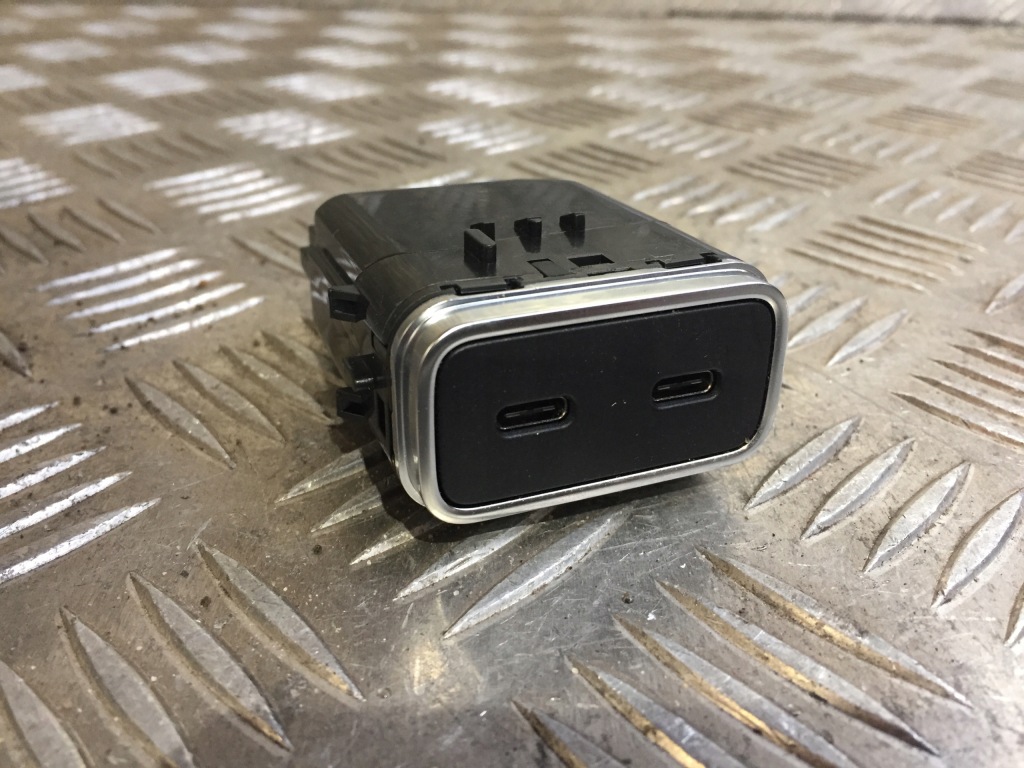 фото №1, Панель port usb x2 mercedes w167 a1678205402