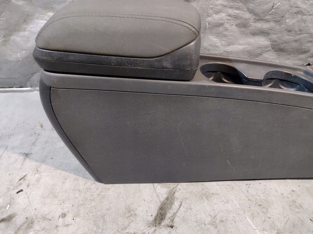 фото №11, Туннель средний подлокотник оригинальный номер 8687408 volvo v50 05r.