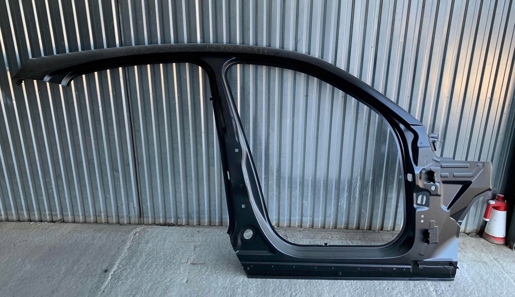 фото №1, Maserati grecale блок двигателя порог обшивка правый