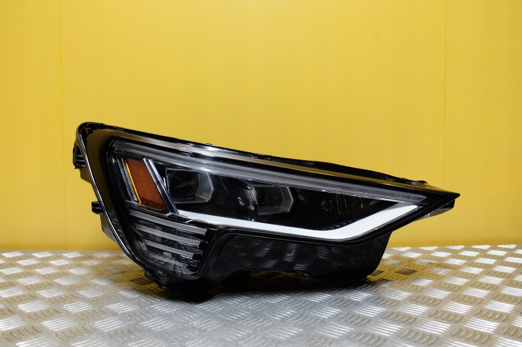 Купить Audi e-tron 2018- фара лампа full led правая америка