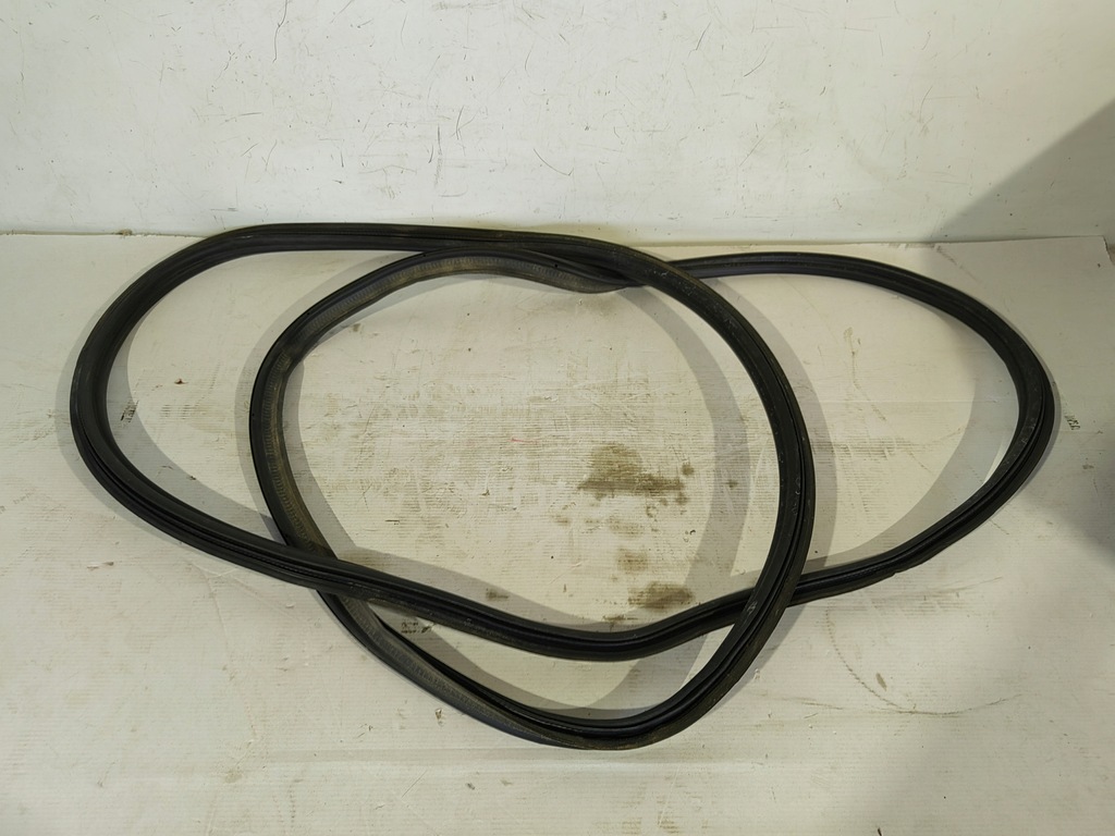 фото №1, Skoda rapid 1.4tsi прокладка кришки багажника